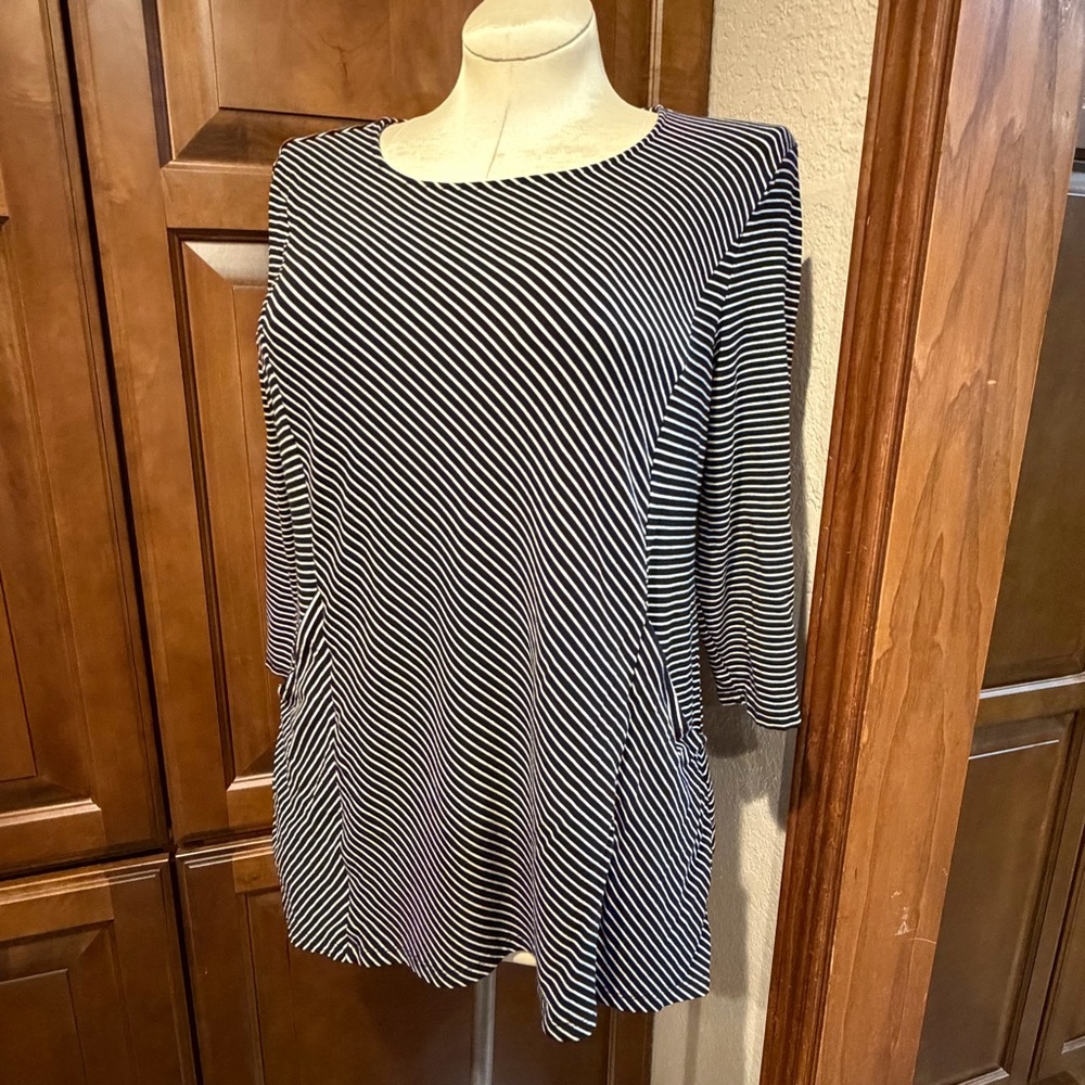 Chico’s Ladies Sz 2 L Black White Striped Tunic Top 3/4 Sleeve Pockets Stretch